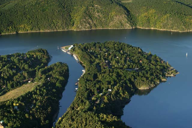 Lenora - dřevěný zastřešený most "rechle" byl využíván při plavení dřeva, foto: Libor Sváček, archiv Vydavatelství MCU s.r.o.