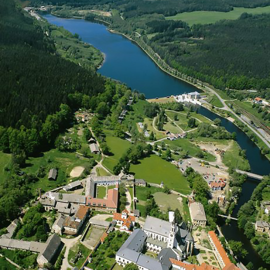 Zvíkov - královský hrad z počátku 13. století je od roku 1961 obklopen Orlickou přehradou, foto: Libor Sváček, archiv Vydavatelství MCU s.r.o.